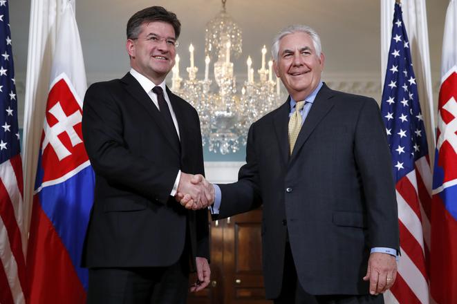 US Secretary of State Rex Tillerson (r) shakes hands with Slovakia's Foreign Minister Miroslav Lajčák (l).