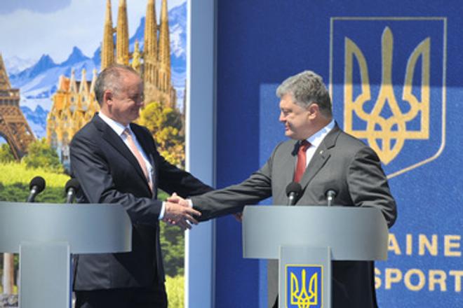L-R: Slovak president Andrej Kiska with his Ukrainian counterpart on Vyšné Nemecké-Uzhhorod crossing, June 10. 