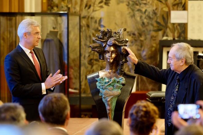 The bust of Lucia Popp was unveiled by Foreign Ministry state secretary Ivan Korčok and director Otto Schenk.