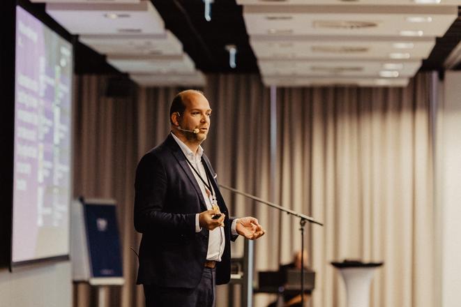 Arjen Sader speaking at the conference dedicated to the business service centre sector.