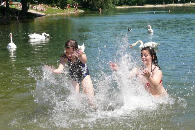 Girls are swimming in Veľký Draždiak, Bratislava.