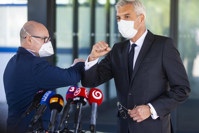 Slovak Foreign Affairs Minister Ivan Korčok (r) and Italian Ambassador to Slovakia Gabrielle Meucci while dispatching the humanitarian aid to Italy on April 20.