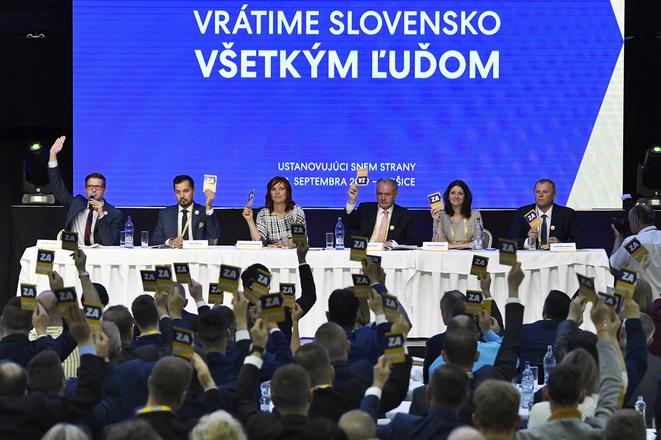 Za Ľudí met at a congress in late September.