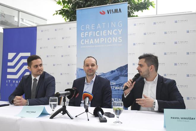 Oto Pisoň from SARIO (left), Visma head Nils Vold and IT Valley head Pavol Miroššay attend the press conference in Košice on December 6, 2018


