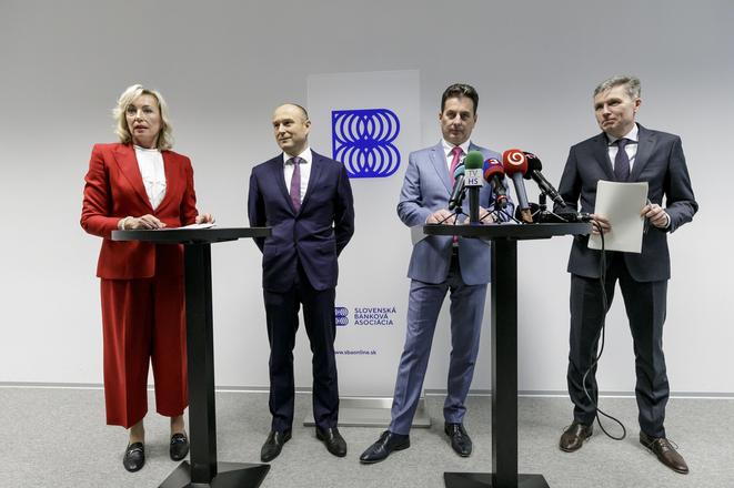Slovak Bank Association executive director Milena Koreňová (left), SBA president Alexander Resch, SBA vice-president Daniel Kollár and SBA board member Peter Krutil počas tlačovej konferencie Prezídia SBA v Bratislave hold a press conference on the bank levy in Bratislava on November 11, 2019