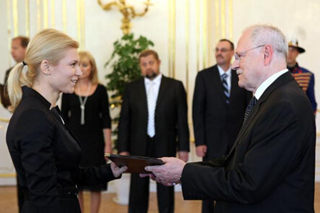 Judge Miriam Repáková (l)
