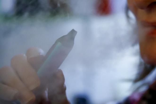 Zastupoval výrobcu cigariet. Šaško odmieta, že šéf jeho kancelárie zasahuje do návrhu zákona o elektronických cigaretách