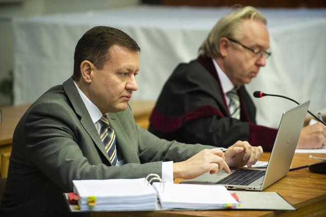 TV Markíza's lawyer Daniel Lipšic (left) and prosecutor Ján Šanta (right)demand custody for ex-TV Markíza owner Pavol Rusko