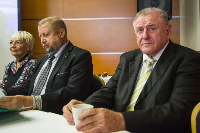 Slovakia's former PM Vladimír Mečiar (right) will not run in the 2020 elections. In the picture, he sits next to former Supreme Court judge Štefan Harabin during a conference in September 2017 in Bratislava