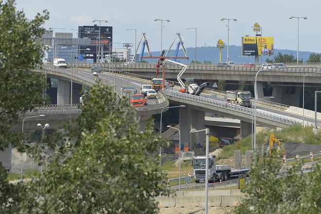 The works on Prístavný Most bridge.