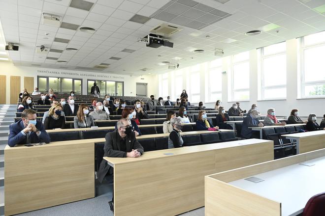 The private Alexander Dubček University in Trenčín opened its winter semester on September 28. However, some schools already decided to switch to online learning.