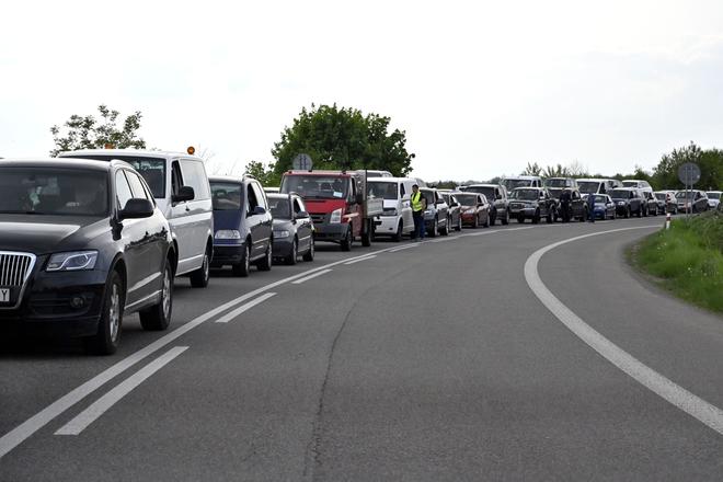 A line of cars waiting at the Vyšné Nemecké-Uzhhorod border crossing on May 9, 2022.