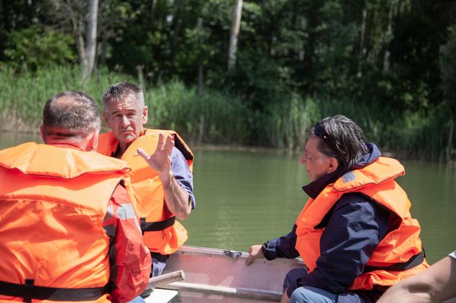 British documentary maker Nigel Marven makes a documentary about Slovak wildlife. 