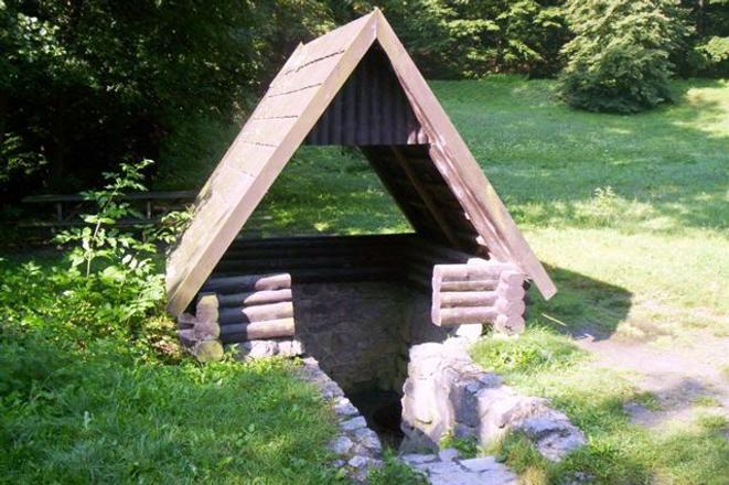 The well marked as Studnička II. Lom (Medáreň) has potable water.