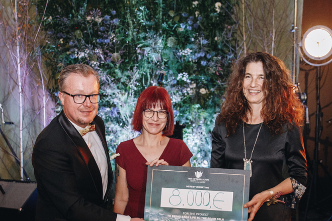 The president of the chamber Jan – Lamber Voortman giving the check to the representatives of the WWF Slovakia.