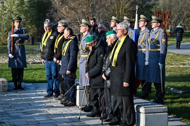 На знімку — колишні політичні в’язні під час пам’ятного заходу Конфедерації політичних в’язнів Словаччини (KPVS) на честь жертв комуністичного режиму. Подія відбулася з нагоди 35-річчя Оксамитової революції біля пам’ятника "Брама свободи" в братиславському Девіні в неділю, 17 листопада 2024 року.