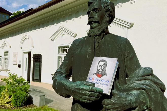 The statue of Ľudovít Štúr in Liptovský Mikuláš holds a freshly released title from the pro-Russian publisher Nitrava.