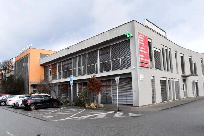 Поліклініка Terasa в міському районі Košice – Západ надає невідкладну допомогу для дітей, дорослих, а також стоматологічну допомогу.