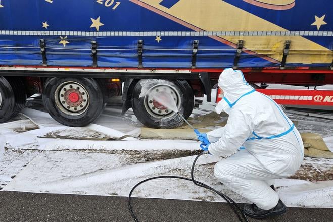 Дезінфекція вантажівки, яка прибула до Словаччини з Угорщини.