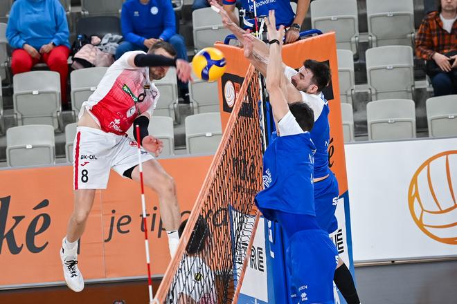Tomáš Halanda v drese Komárna (vľavo) počas finále volejbalovej Niké extraligy VKP FTVŠ UK Bratislava - Rieker UJS Komárno.