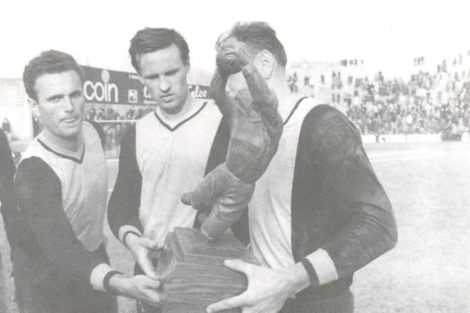 Titus Buberník (v strede) a Milan Dolinský (vľavo) s trofejou za víťazstvo v Rappanovom pohári.