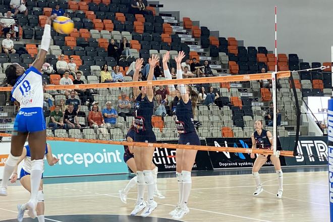 Blok hráčok tímu Slávia Kooperativa EUBA v druhom finálovom zápase Niké Extraligy.