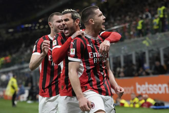 Miláno - Luka Jovič (vpravo) z AC Miláno sa teší z gólu v odvetnom semifinálovom zápase Talianskeho pohára vo futbale Inter Miláno - AC Miláno v Miláne v stredu 23. apríla 2025.