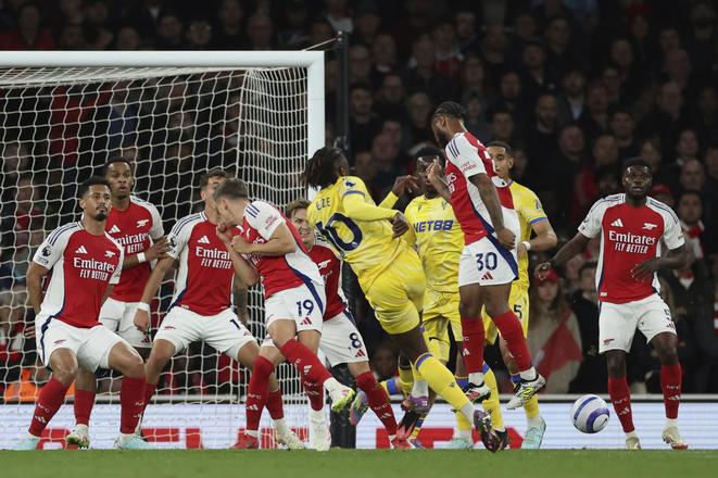 Futbalista Crystal Palace Eberechi Eze (10) strieľa gól v zápase 34. kola anglickej Premier League FC Arsenal - Crystal Palace v Londýne v stredu 23. apríla 2025.