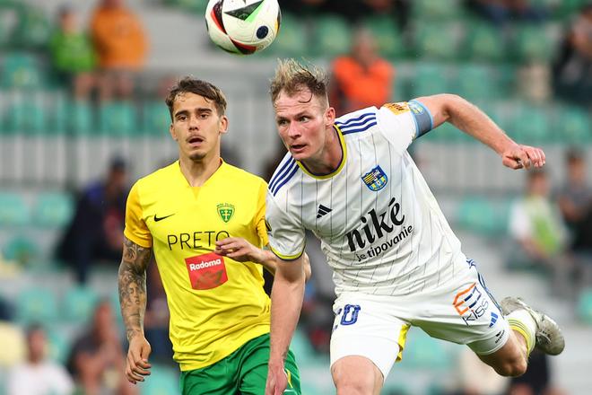 Na snímke zľava Lukáš Prokop (Žilina) a Ján Krivák (Košice) bojujú o loptu v dohrávke 5. kola nadstavbovej časti futbalovej Niké ligy v skupine o titul MŠK Žilina - FC Košice v Žiline v stredu 23. apríla 2025.