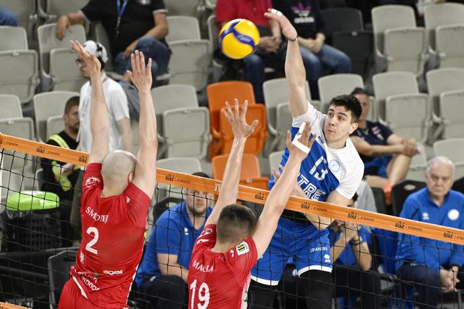 Na snímke vpravo Michal Trubač (VKP) a zľava Lukáš Smolej  a Filip Mačuha (obaja Rieker) počas 5. zápasu finále play off Niké extraligy vo volejbale mužov VKP FTVŠ UK Bratislava - Rieker UJS Komárno v Bratislave vo štvrtok 24. apríla 2025.