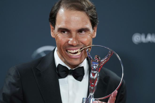 Bývalý španielsky tenista Rafael Nadal pózuje so špeciálnou cenou pre „športovú ikonu“na slávnostnom odovzdávaní prestížnych športových cien Laureus World Sports Awards v Madride.