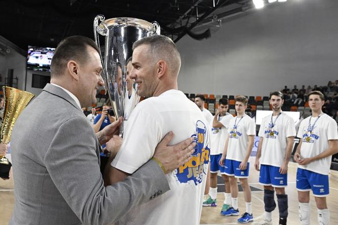 Kapitán VKP Juraj Zaťko (vpravo) si pohár pre majstra prevzal z rúk prezidenta SVF Mareka Rojka.