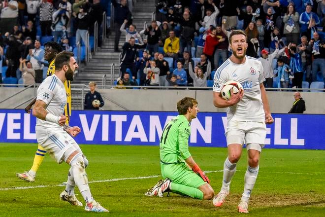 Snímka z posledného zápasu Dunajskej Stredy so Slovanom, keď Tigran Barseghjan (vľavo) vyrovnal na konečných 2:2.