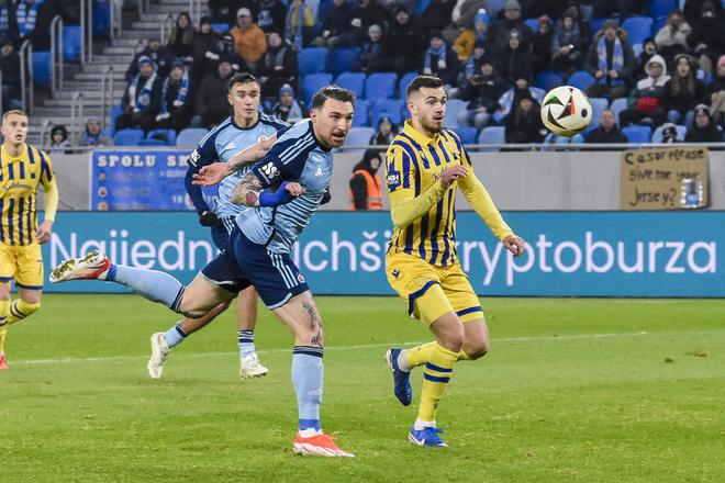 V decembrovom zápase (2:1) dal práve takto Guram Kašia víťazný gól do siete Dunajskej Stredy.