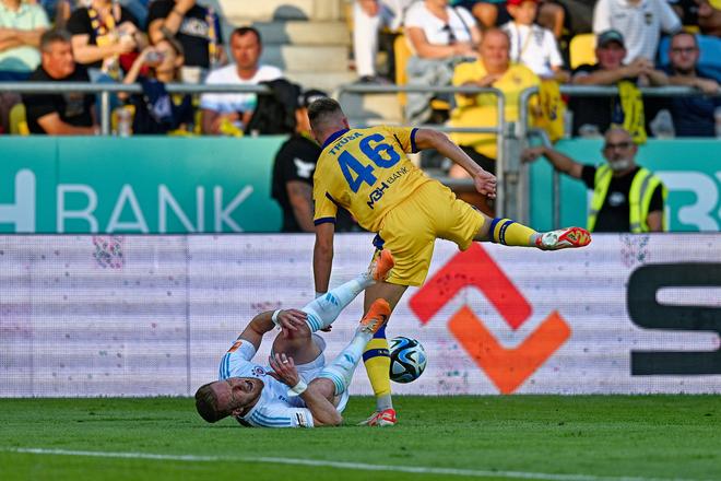 Na snímke sprava Matej Trusa (DAC) a Lucas Lovat (Slovan) v zápase 7. kola Niké ligy vo futbale FC DAC 1904 Dunajská Streda - ŠK Slovan Bratislava