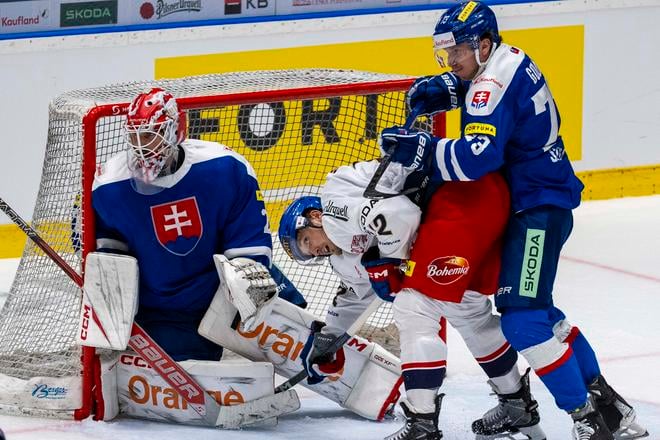 Zľava slovenský brankár Patrik Rybár,  Kristian Reichel (Česko) a Andrej Golian (Slovensko).