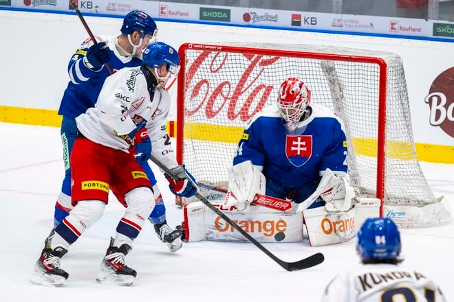 Na snímke zľava Dávid Mudrák (Slovensko), Pavel Kousal (Česko) a brankár Patrik Rybár (Slovensko)  v odvetnom prípravnom zápase Česká republika - Slovensko v Ostrave v piatok 25. apríla 2025.