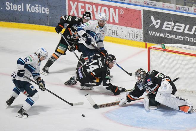 Na snímke vpravo brankár Jaroslav Janus (Košice) a vľavo Marko Stacha (Nitra) v piatom zápase finále play off hokejovej Tipos extraligy HC Košice - HK Nitra v Košiciach