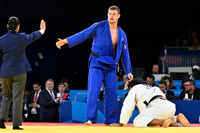 Na snímke uprostred slovenský džudista Márius Fízeľ a vpravo Uzbek Ališer Jusupov v 2. kole počas XXXIII. letných olympijských hier v Paríži 2. augusta 2024. FOTO TASR - Michal Svítok