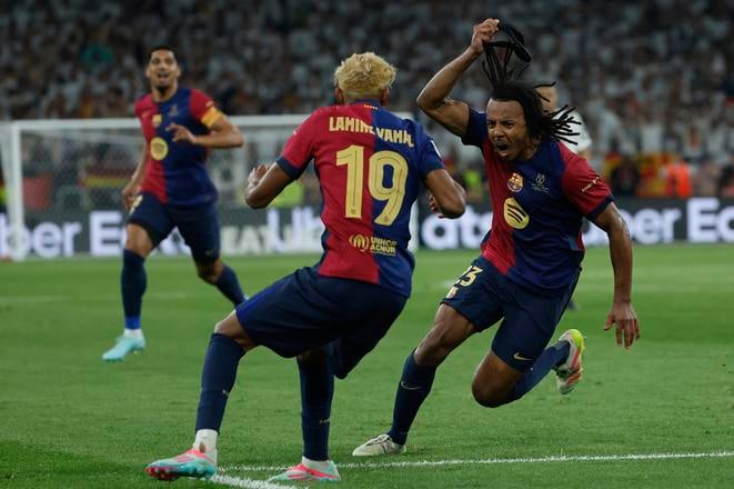 Jules Kounde (vpravo) oslavuje po strelení tretieho gólu svojho tímu počas finálového zápasu španielskeho pohára Copa del Rey medzi Barcelonou a Realom Madrid
