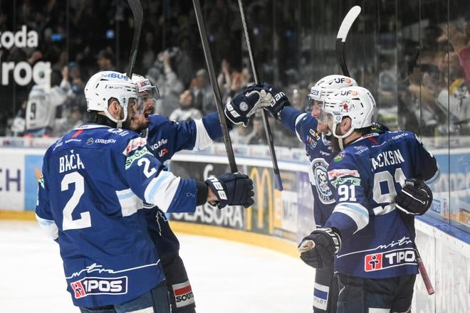 Radosť hráčov Nitry po úvodnom góle v šiestom zápase finále play off Tipos extraligy Nitra - Košice.