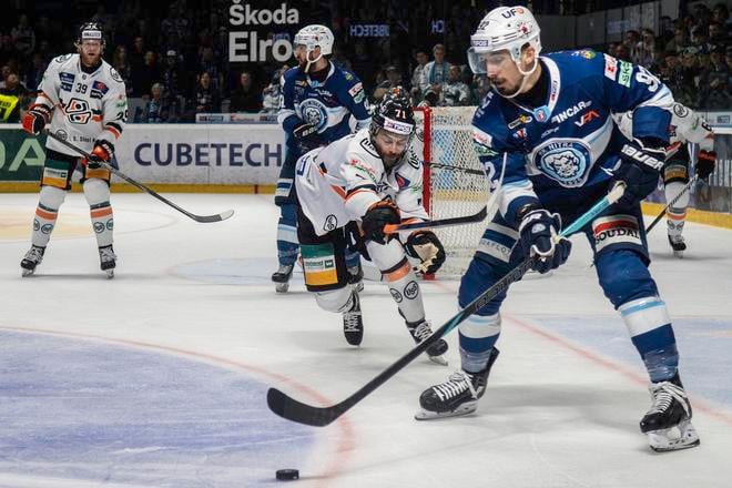 Miloš Bubela (vpravo) v súboji s Eduardom Šedivým počas šiesteho finále v roku 2025 hokejovej extraligy v Nitre.