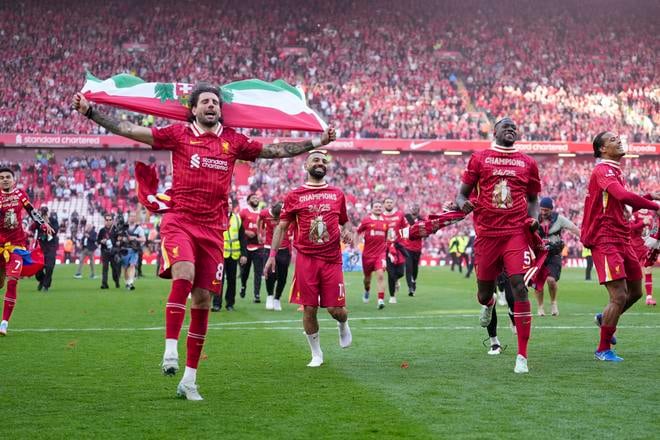 Dominik Szoboszlai oslavuje so spoluhráčmi titul v Premier League.