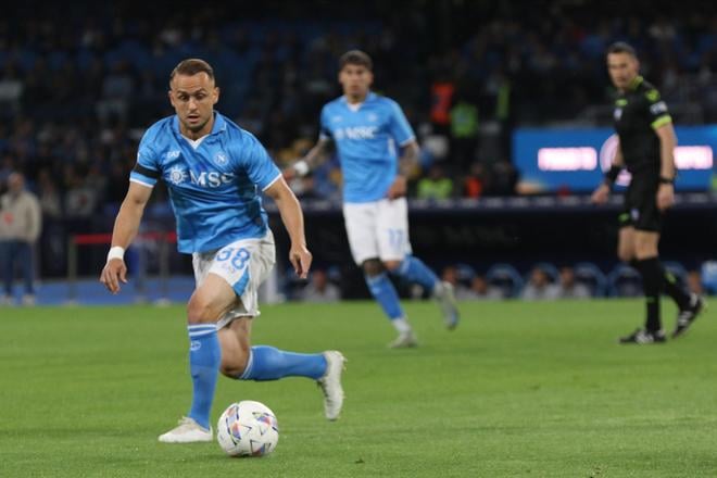 Slovenský hráč SSC Neapol Stanislav Lobotka (vľavo) počas zápasu 34. kola talianskej Serie proti FC Turín.
