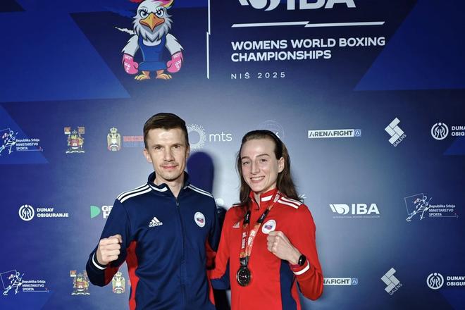 Reprezentačný tréner Slovenska Pavol Hlavačka so svojou zverenkyňou Miroslavou Jedinákovou na MS 2025 v Niši, kde vybojovala bronzovú medailu.