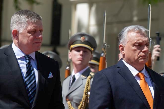 Прем'єр-міністр Угорщини Віктор Орбан і прем'єр-міністр Словаччини Роберт Фіцо під час церемонії зустрічі в Братиславі.