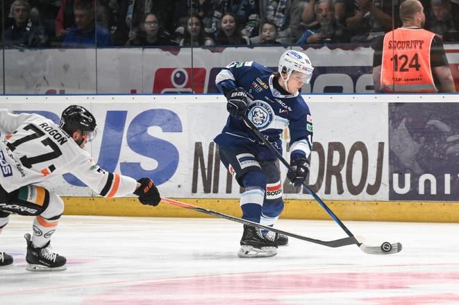 Na snímke zľava Patrik Rogoň (Košice) a Tomáš Pobežal (Nitra) v šiestom zápase finále play off Tipos extraligy medzi HK Nitra - HC Košice 27. apríla 2025 v Nitre.