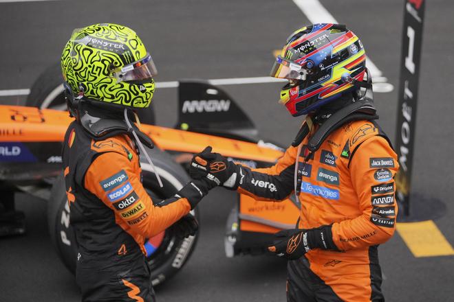 Tím McLaren vyhral tri preteky za sebou prvýkrát od roku 2012. Lando Norris (vľavo) gratuluje tímovému kolegovi Oscarovi Piastrimu.