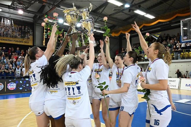 Takto sa basketbalistky Piešťan radovali vo svojej hale zo slovenského titulu. Na ich aktuálnych tričkách sa skvie „oznam“ o zisku štyroch trofejí v tejto sezóne, keďže si vybojovali Česko-slovenský pohár, Slovenský pohár, prvenstvo v Stredoeurópskej lige (CEWL) a opäť sú majsterky Slovenska.