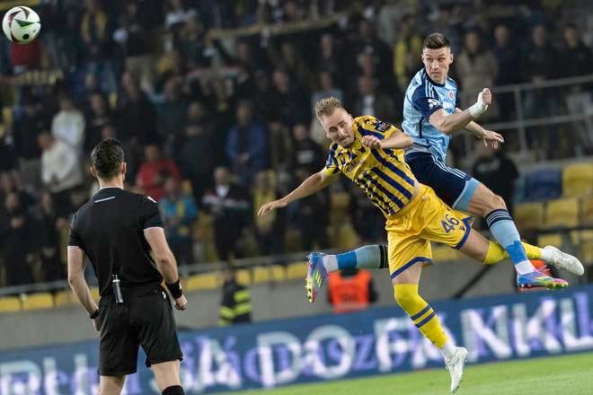 Danylo Ignatenko (Slovan) a Matej Trusa (DAC) počas 7. kola nadstavbovej časti futbalovej Niké ligy skupiny o titul.